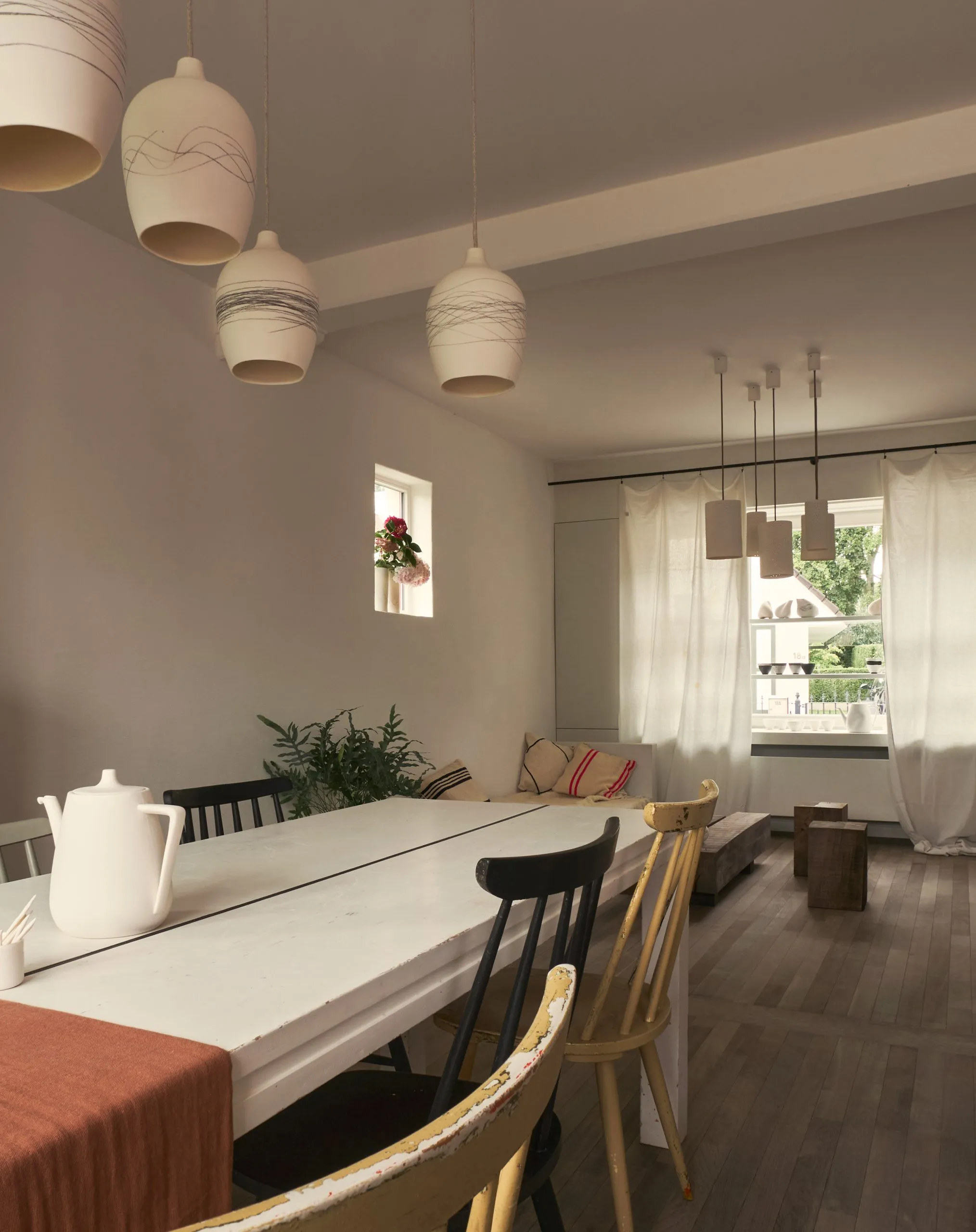 Living room with natural light and ceramic decorations
